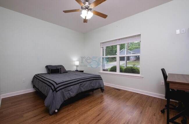 Building Photo - Gorgeous Find In West Little Rock!