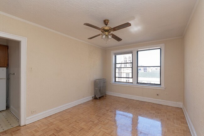 Building Photo - 653 W Belmont Ave
