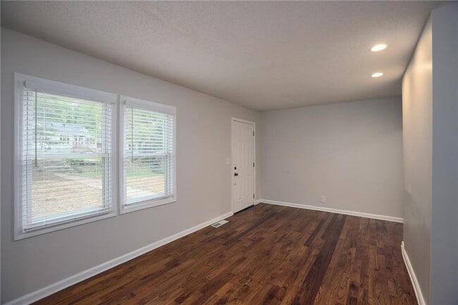 Building Photo - 1235 Beechview Dr SE
