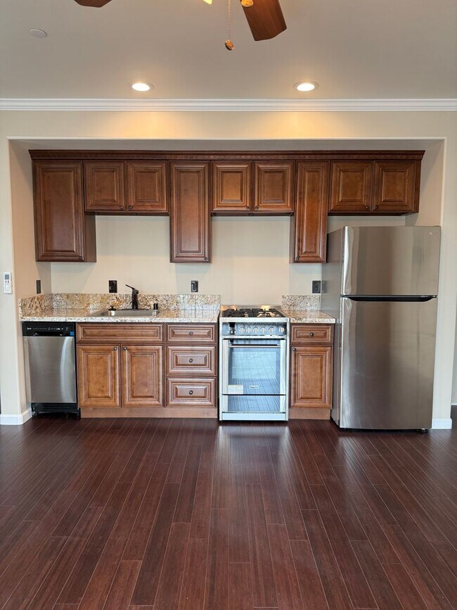 Building Photo - 4738 Hillcrest Ave