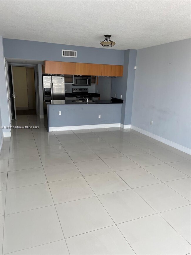 Building Photo - 1750 N Bayshore Dr