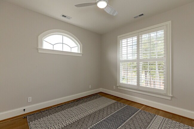 Building Photo - 1000 Kelton Cottage Way