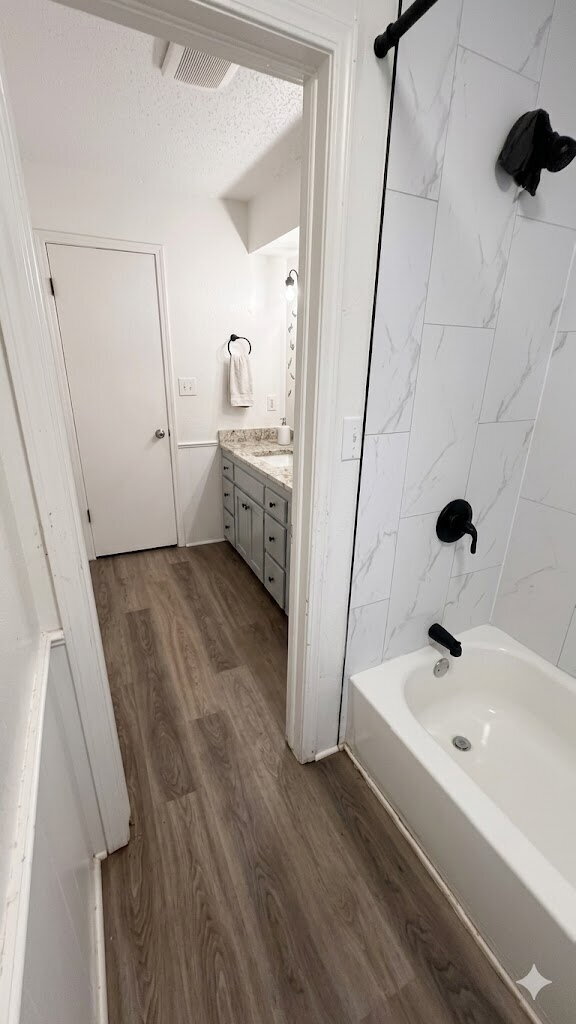 Building Photo - Versatile 5-Bedroom Residence | Ideal for Hosting & Home-Style Living!!