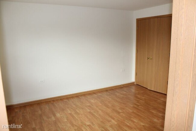 Building Photo - 1 br, 1 bath Apartment - 830 Edgebrook Dr.