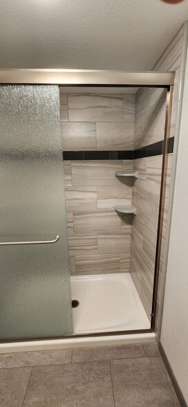 Master bathroom shower - 1100 Opal St