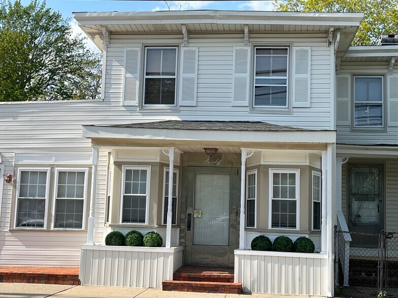Primary Photo - 60 Grove St