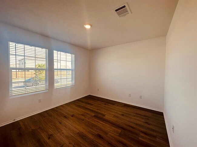 Building Photo - 678 Silver Springs Bend