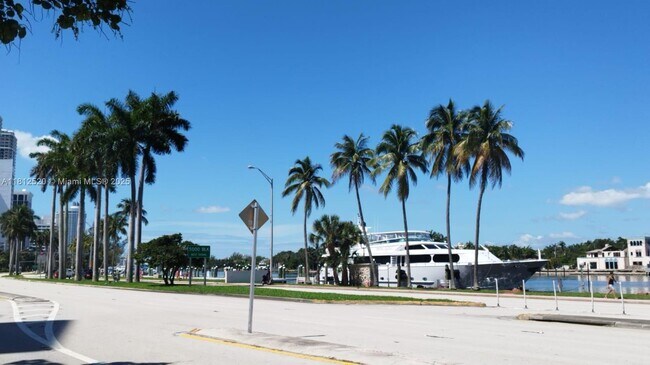 Building Photo - 5401 Collins Ave