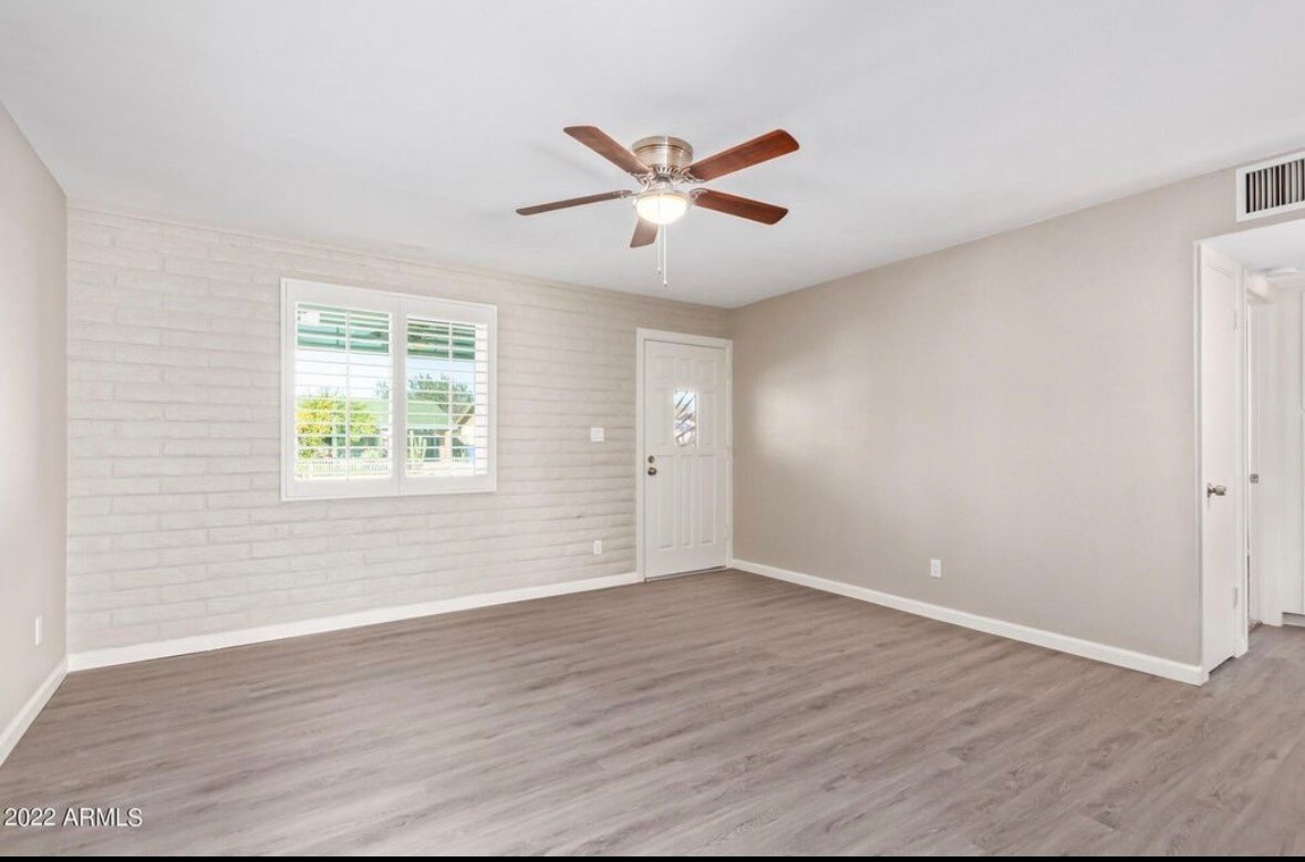 Building Photo - 2429 W Sunnyside Ave