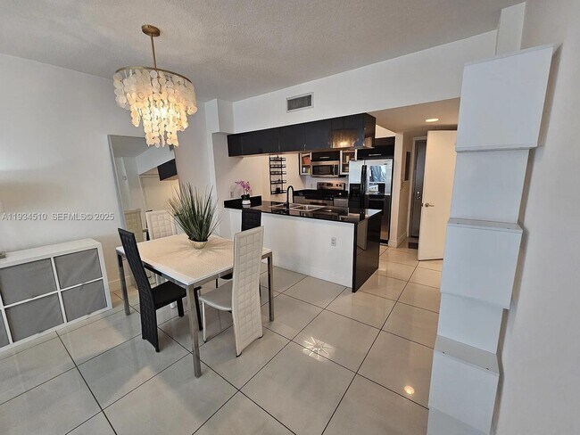 Building Photo - 1750 N Bayshore Dr