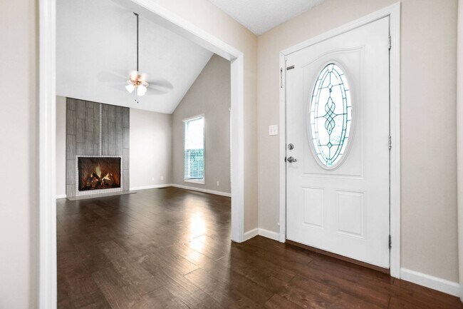 Building Photo - Pet Friendly Three Bedroom!