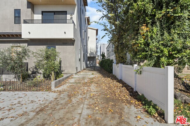 Building Photo - 10845 1/2 Morrison St