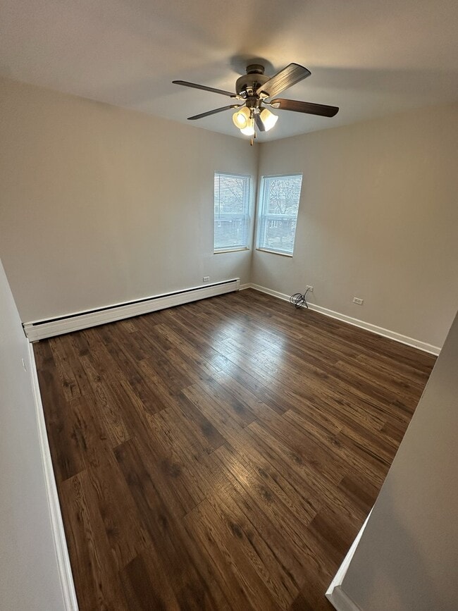 Building Photo - 5754 W Montrose Ave