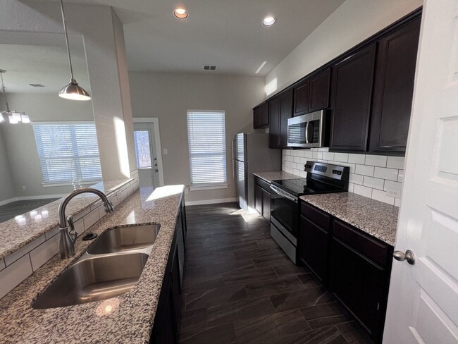 Building Photo - Beautiful Townhouse in New Braunfels!