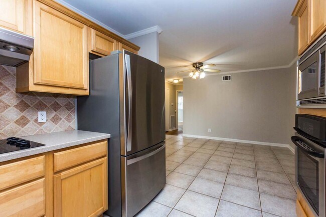 Building Photo - 7204 Marguerite Ln