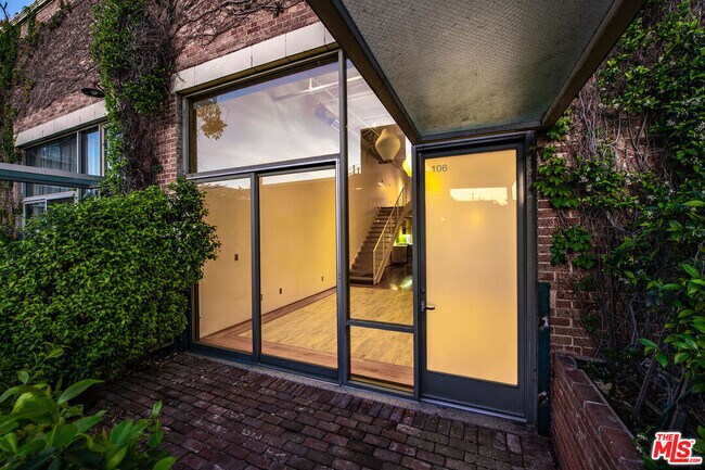 Building Photo - 1850 Industrial St