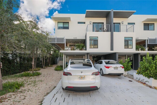 Building Photo - 640 Fernwood Rd