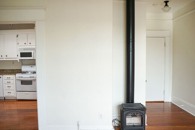Building Photo - 1008 N Killingsworth St