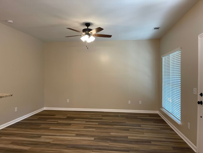 Building Photo - Move in Special  $500.00 off first and sec...