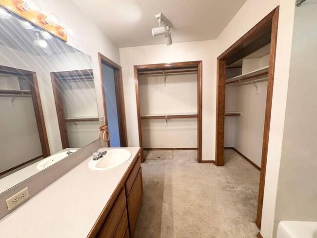 Building Photo - Now leasing in West Boise! This single-lev...