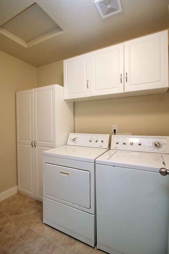 Building Photo - Spectacular Newer Construction Troutdale H...