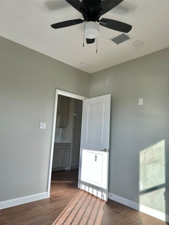 Building Photo - 8321 Coma St