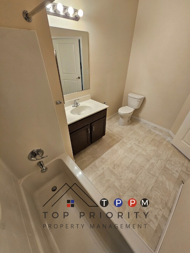 Building Photo - 2 Bedroom | 1 Bathroom Apartment in Cedar ...