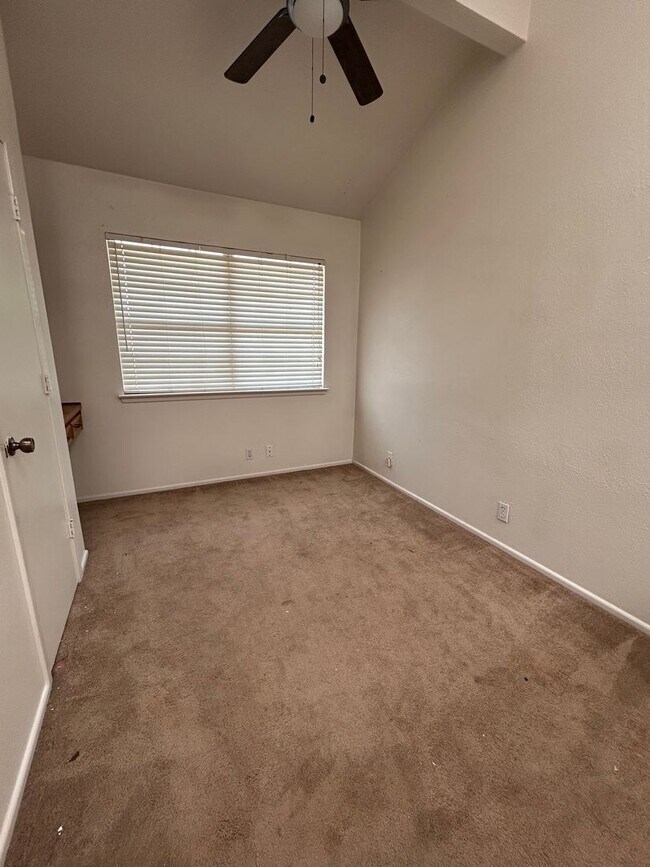 Building Photo - Two Story Townhouse in Esmond Estates