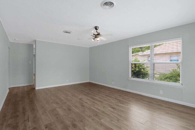 Building Photo - Charming and Spacious 4 Bedroom Home with ...