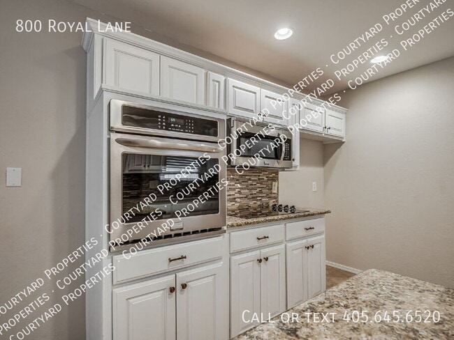 Building Photo - 800 Royal Ln