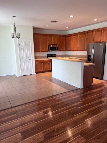 Building Photo - 423 SW Alcan Dr
