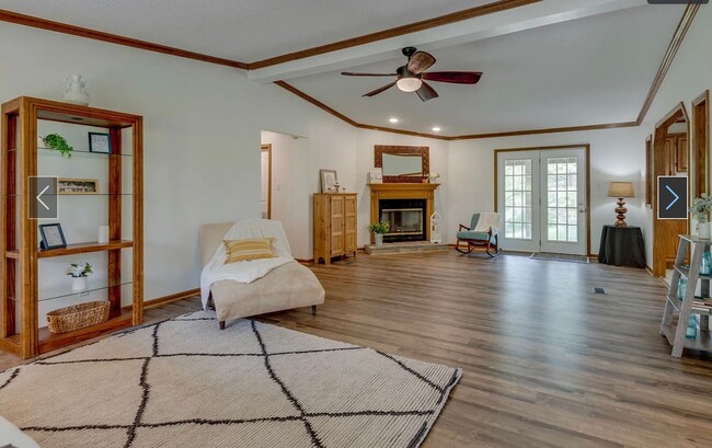 Building Photo - Fairview - 3 bedroom 2 baths - Private living