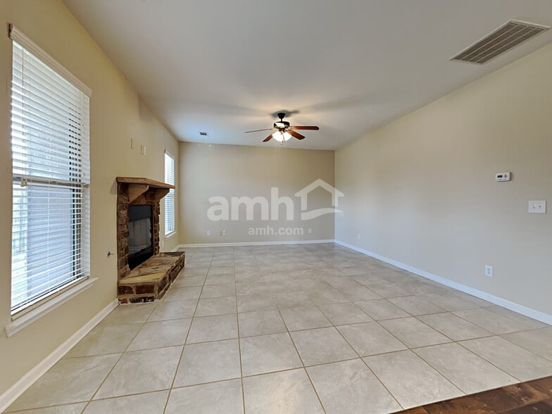 Building Photo - 137 Border Ave