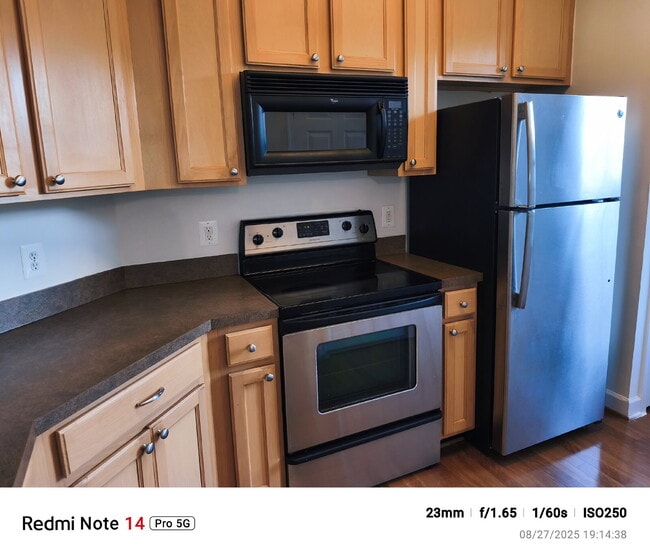 Building Photo - Vibrant Brambleton Condo Steps from Town C...