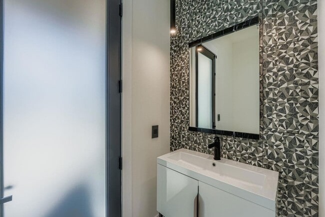 Building Photo - 6412 Lantern View Dr