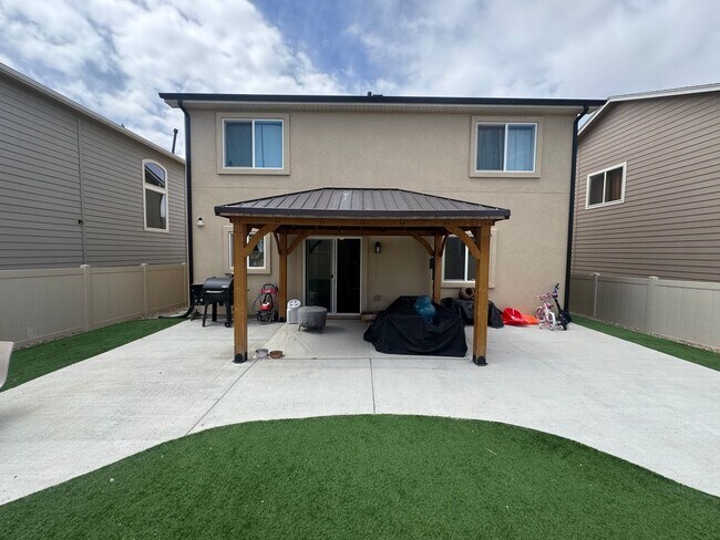 Building Photo - 3 Bed 2.5 Bath Home in Fountain Available in June