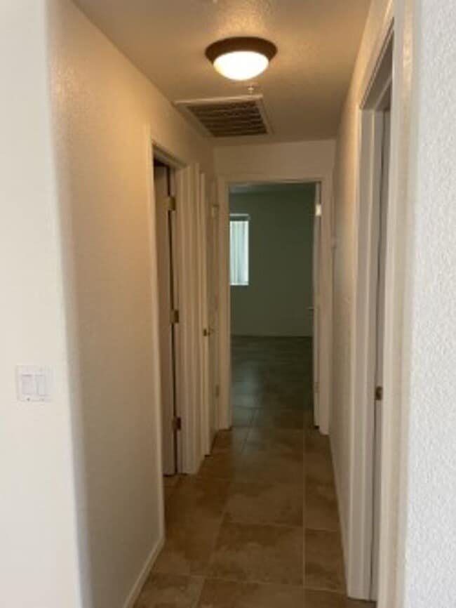 Building Photo - 711 Delta Dr