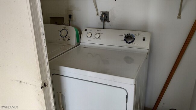 Building Photo - 585 106th Ave N