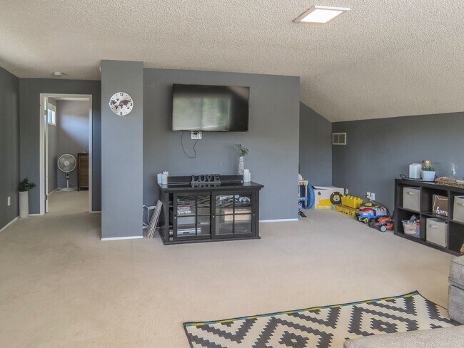 Building Photo - 4 Bedroom Tualatin Home Available - Inquir...