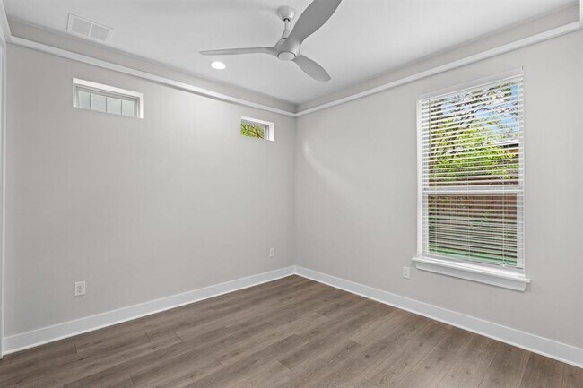 Building Photo - 3010 E 18th 1/2 St