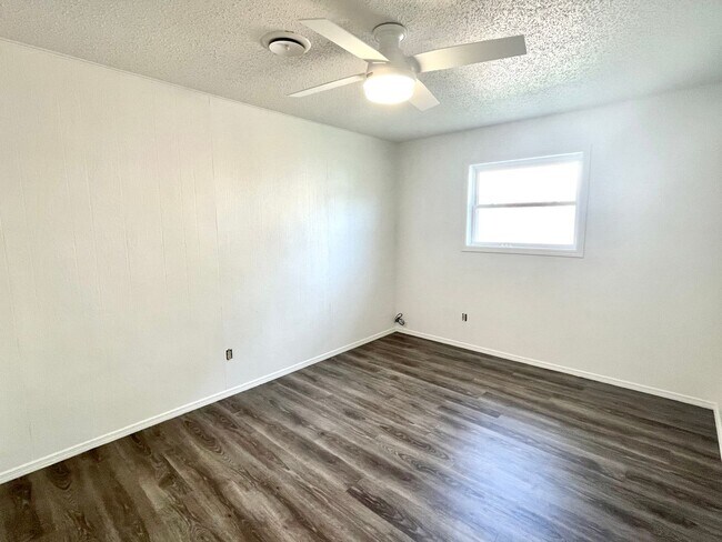 Building Photo - 2115 W Emma Ave