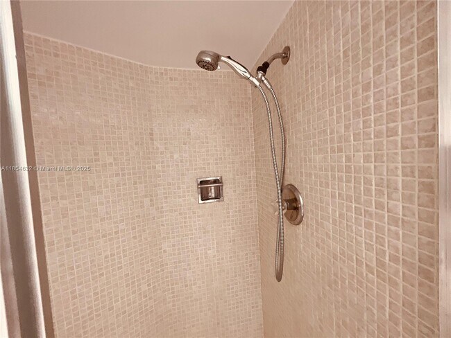 Building Photo - 1121 Crandon Blvd
