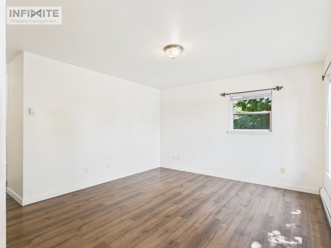 Building Photo - Great Three Bedroom Condo in Belgrade!
