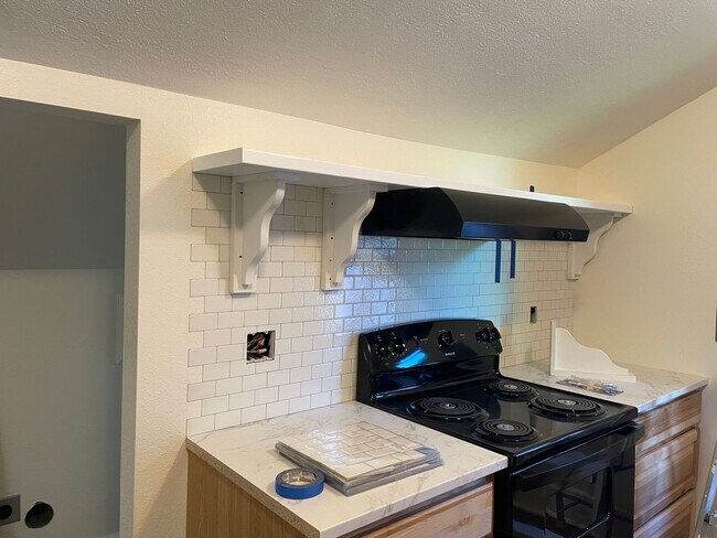 Building Photo - 717 N Forest St