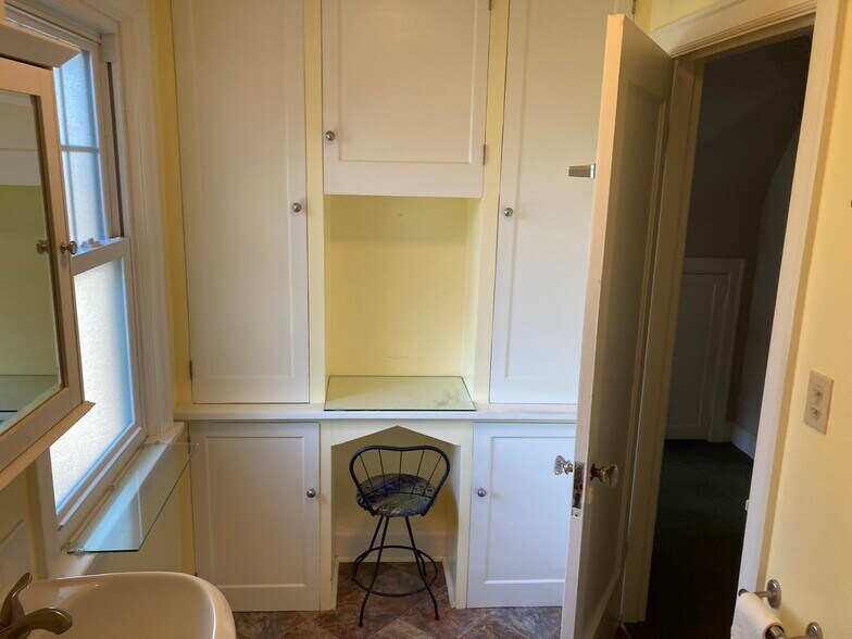 Full bath - 915 John Adams St
