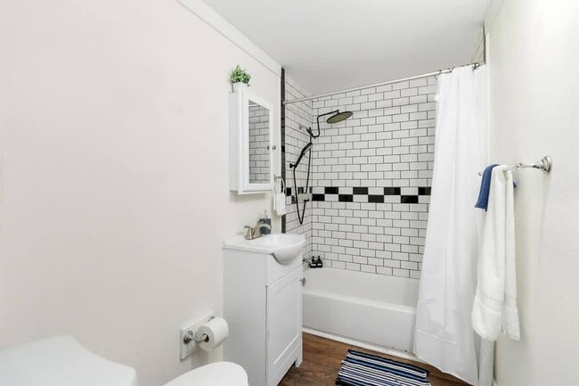 Building Photo - 713 1/2 Johnson Ave