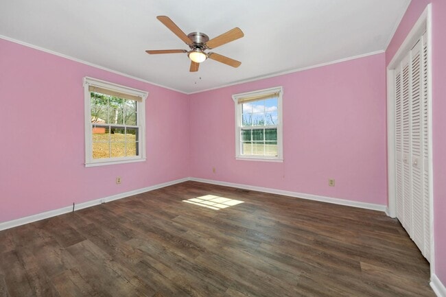 Building Photo - Spacious & Charming in Scottsboro!