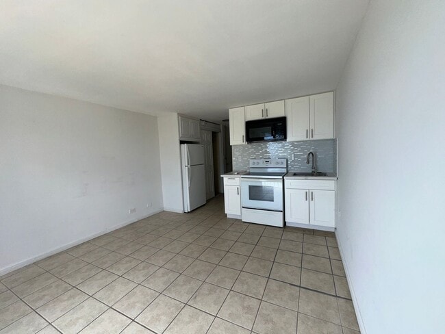 Building Photo - Makaha Surfside One Bedroom A building $16...