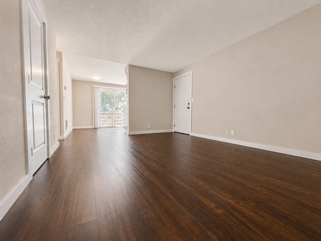Building Photo - 310-316 S. Manzanita Court