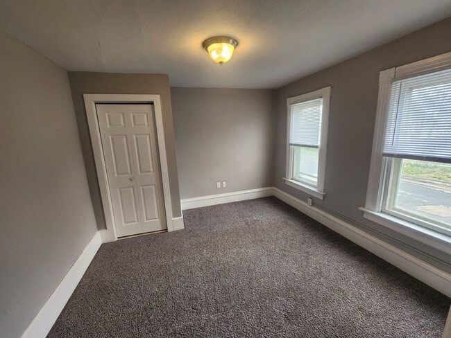 Building Photo - Large 4 bedroom house